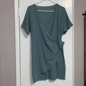 One size‎ wrap dress. Turquoise and textured material.